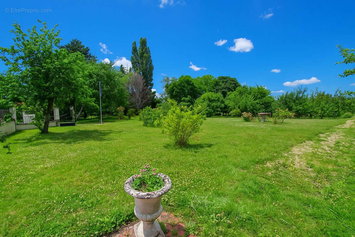 Ensemble immobilier de caractère sur un parc arboré de 5 000 m² constructibles - photo 2
