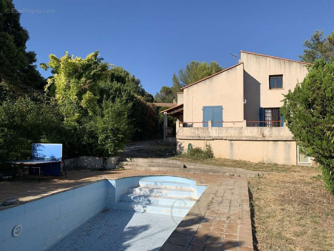 Vue dominante  1 415 m²  piscine  une propriété à révéler - photo 2