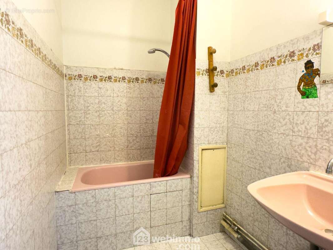 La salle de bain et les WC sont séparés. - Appartement à CHOLET