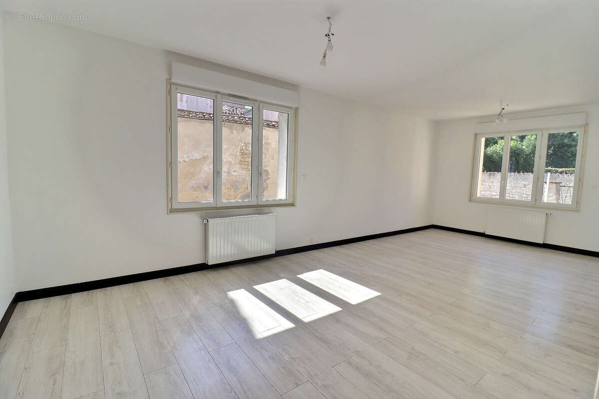 Maison de 102m2 en vente 185000 € à Surgères (17) - photo 3