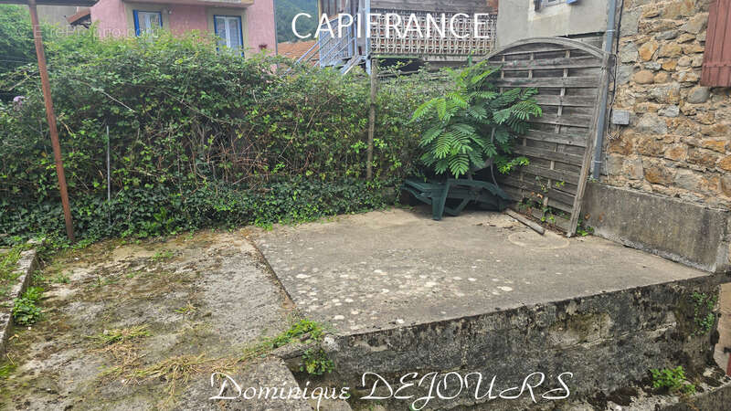 Maison à SAINT-SAUVEUR-DE-MONTAGUT