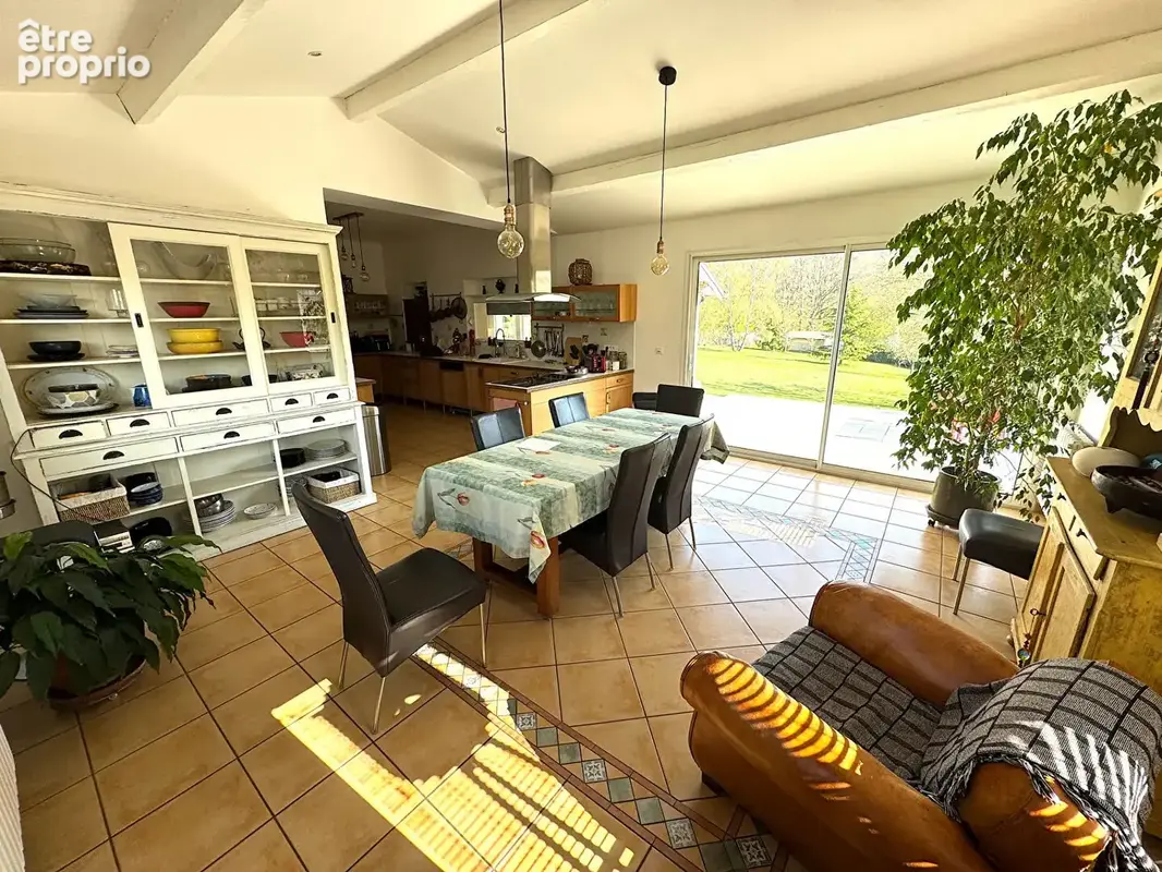 Belle maison familiale avec dépendances et très bel environnement  6' Montfort l 'Amaury  305 m2 - photo 2