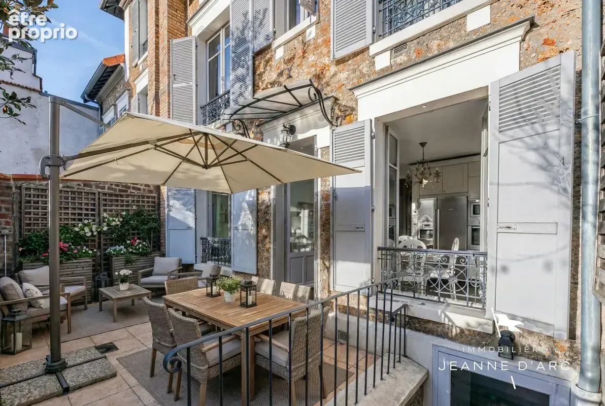 Versailles - place de la loi - maison de 238 m² au sol - 7 chambres - jardin - garage - photo 2