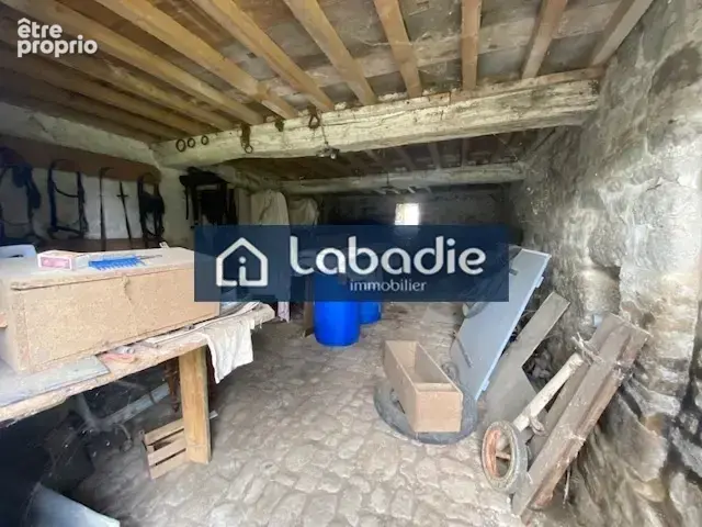 A proximité d'un bourg tous commerces, un beau bâtiment en pierres à rénover, terrain de 3128m2. - photo 26