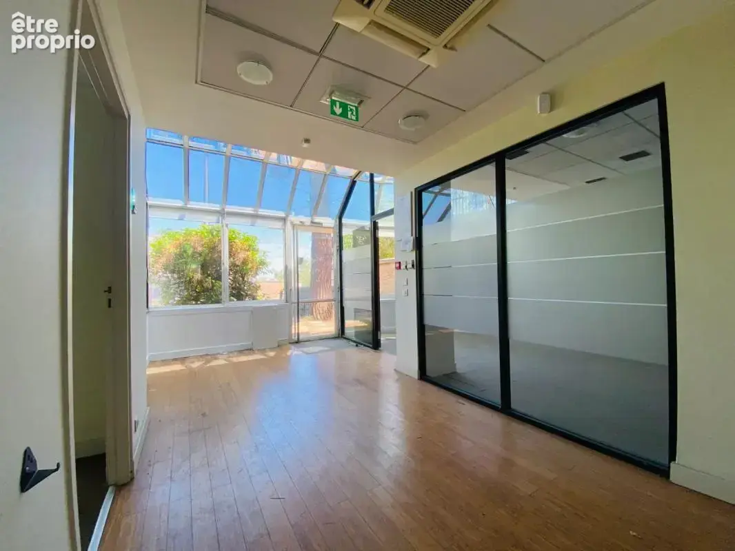 Bureaux à vendre à Meudon, découvrez ces bureaux en triplex inspirant de 327 m², situé dans une ancienne usine de caractère du d - photo 3