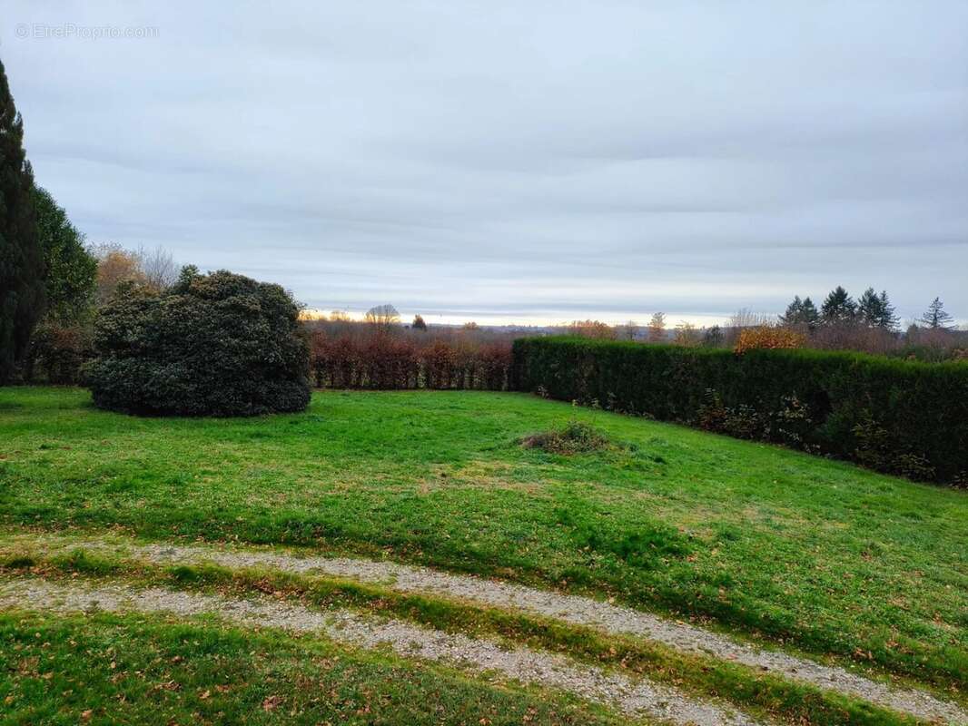 Maison à LA CHAPELLE-MONTBRANDEIX