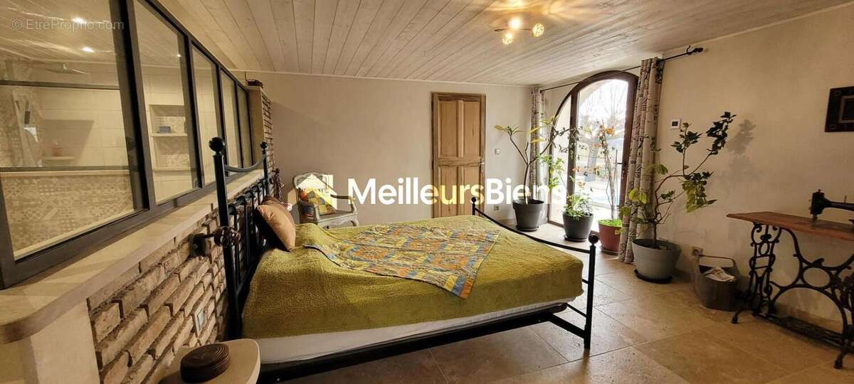 Propriété en pierre 427 m² à Saint-Just-d'Ardèche avec 2 gîtes 5* - photo 13