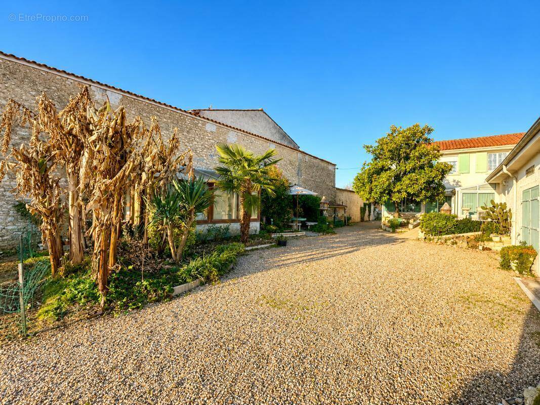 Maison à GENSAC-LA-PALLUE