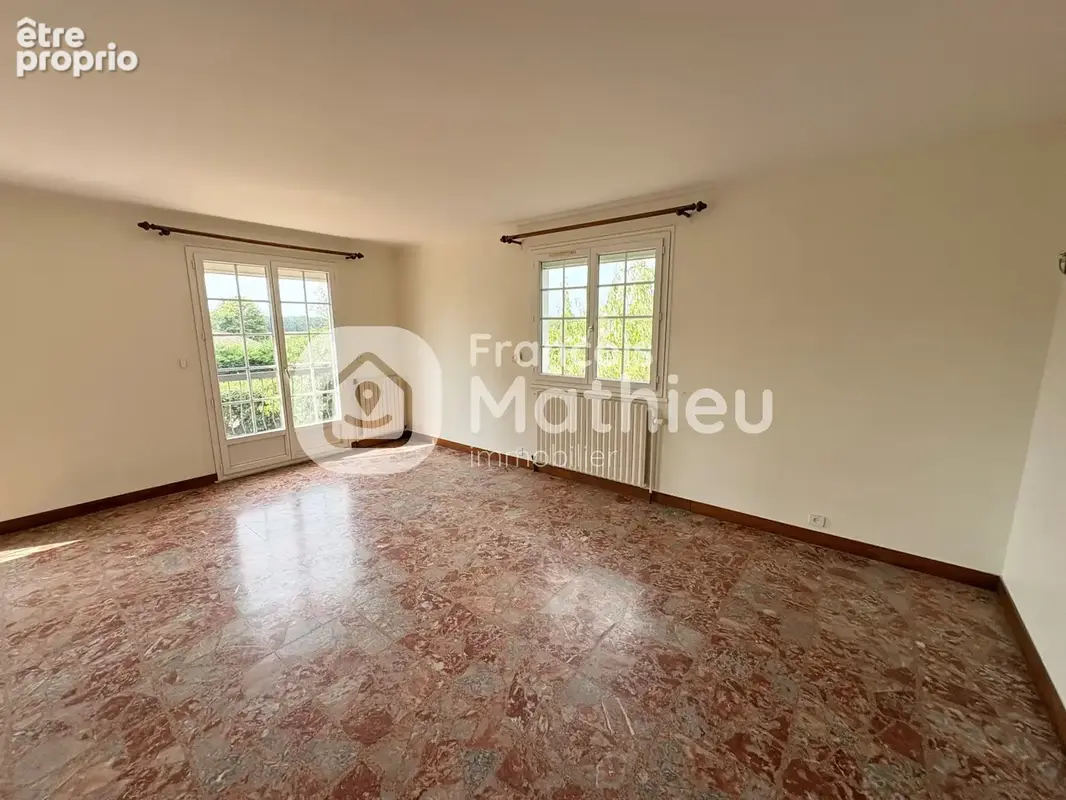 Ambérieux en Dombes : maison sus sous-sol 143m2 hab - 5 pièces + grand garage - 1 304m2 de terrain - photo 5