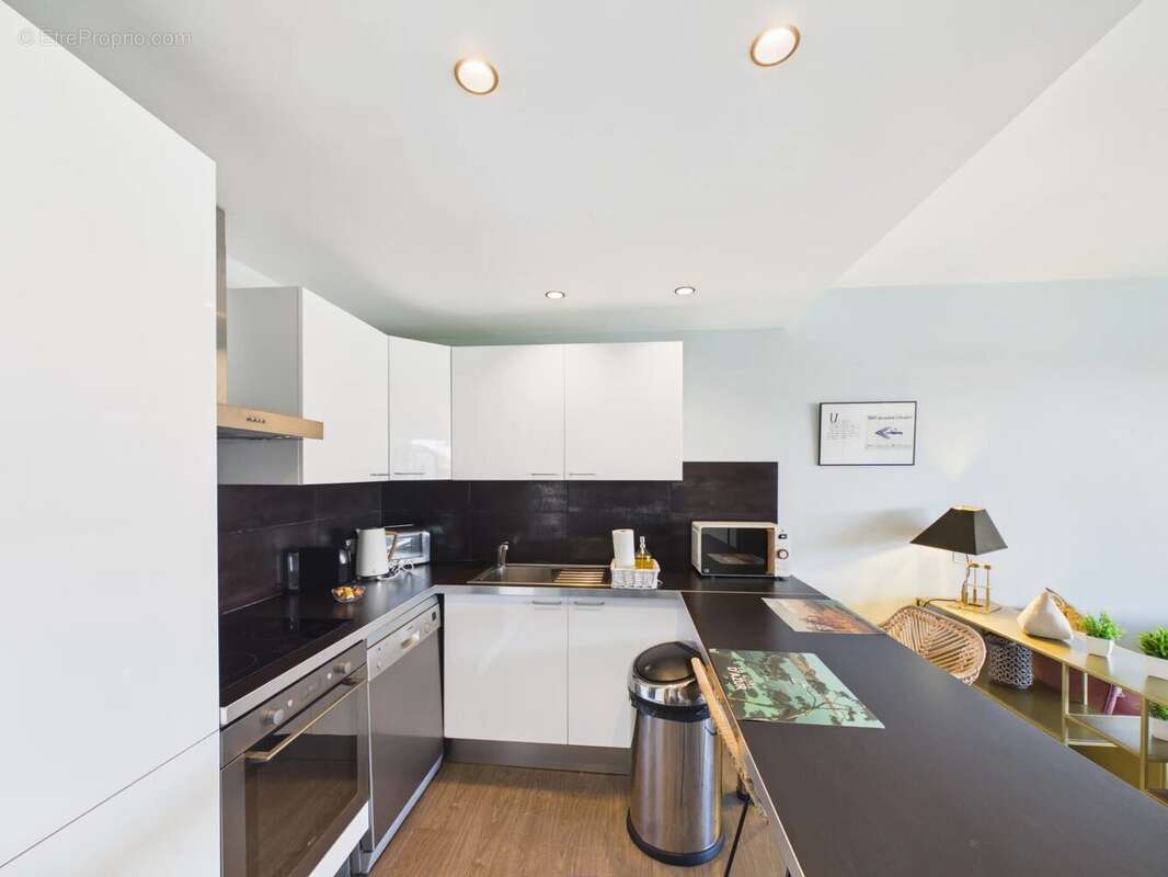 Juan-les-pins bijou plage – studio rénové de 32 m² avec terrasse, parking et cave - photo 4