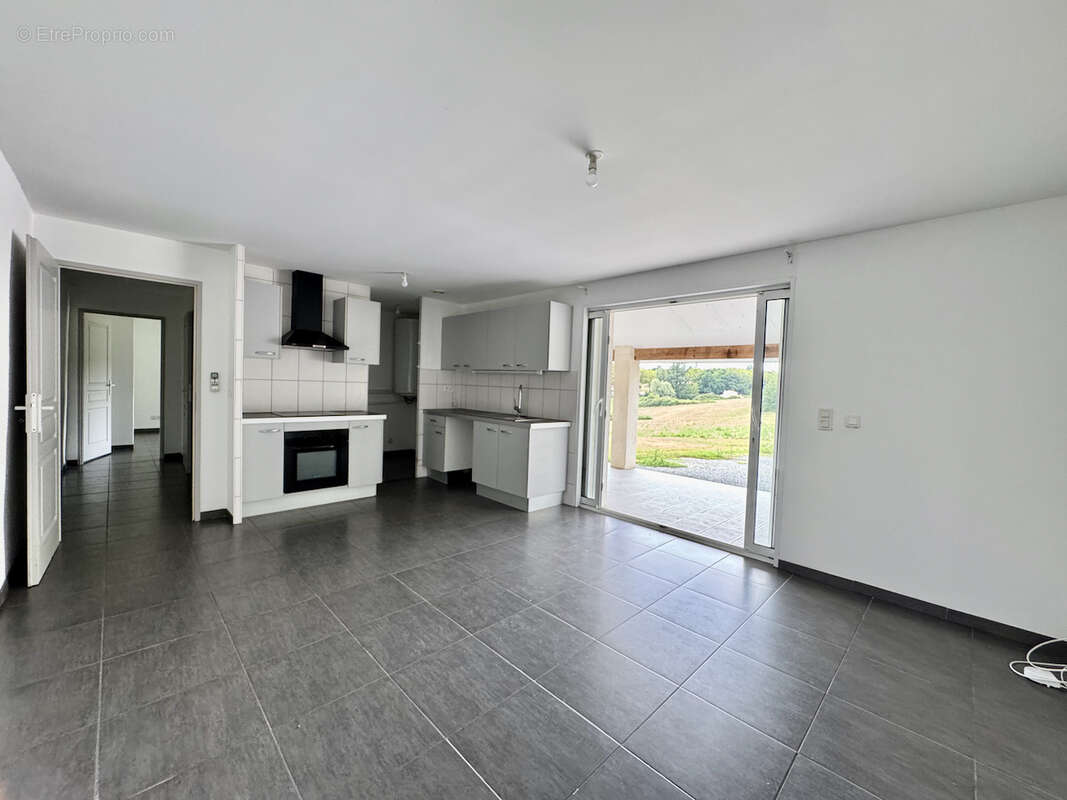 VILLENEUVE SUR LOT, propriété avec rapport locatif possible, grange, piscine et terrain d'environ 4,5ha - photo 9