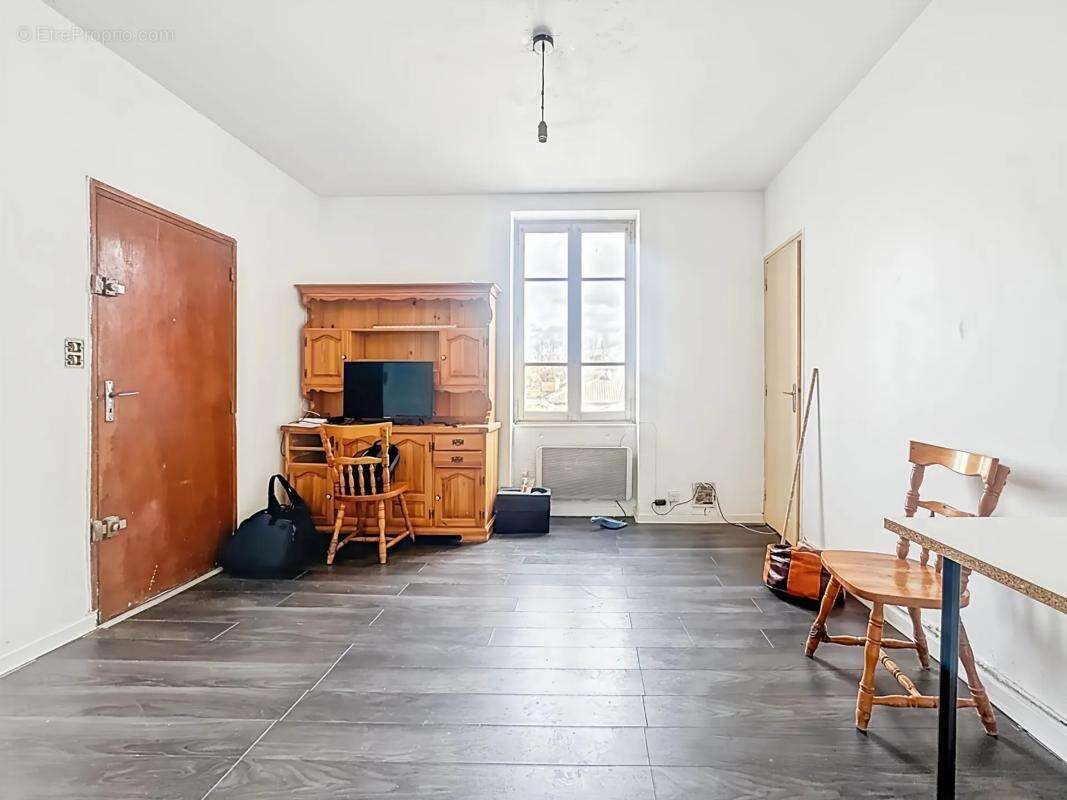 Appartement à NIVOLAS-VERMELLE