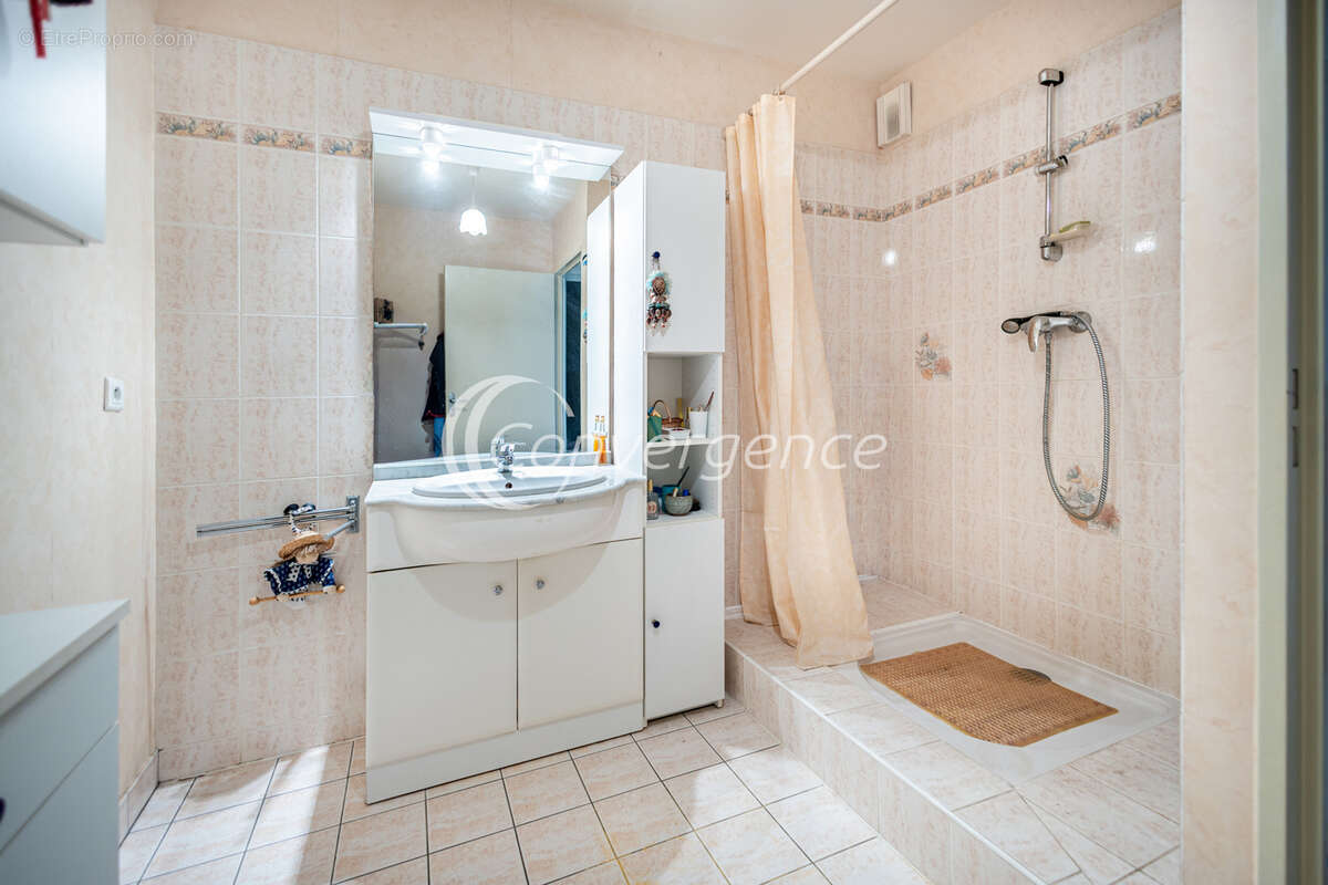 Appartement T3, accès PMR, ascenseur, garage et balcons SAINT JUNIEN - photo 8