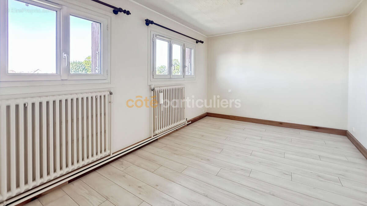 Vaste maison familiale de 185 m² avec jardin arboré et 6 chambres - photo 12