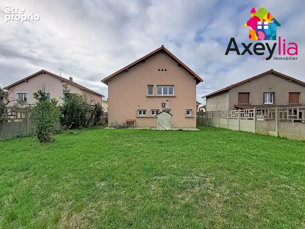 A vendre - mably - maison d'habitation rénovée élevée sur sous-sol avec trois chambres, garage et terrain - photo 1