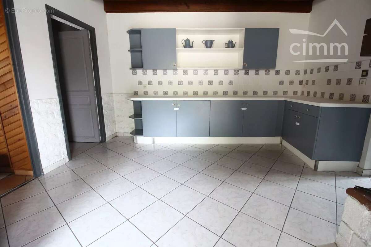 A vendre maison avec jardin et cour - photo 3