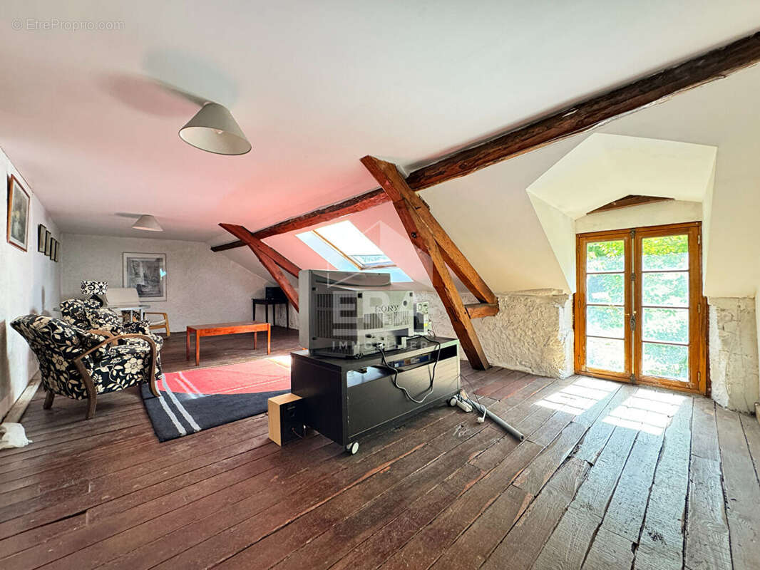 Maison à SAINT-PIERRE-DE-CHIGNAC