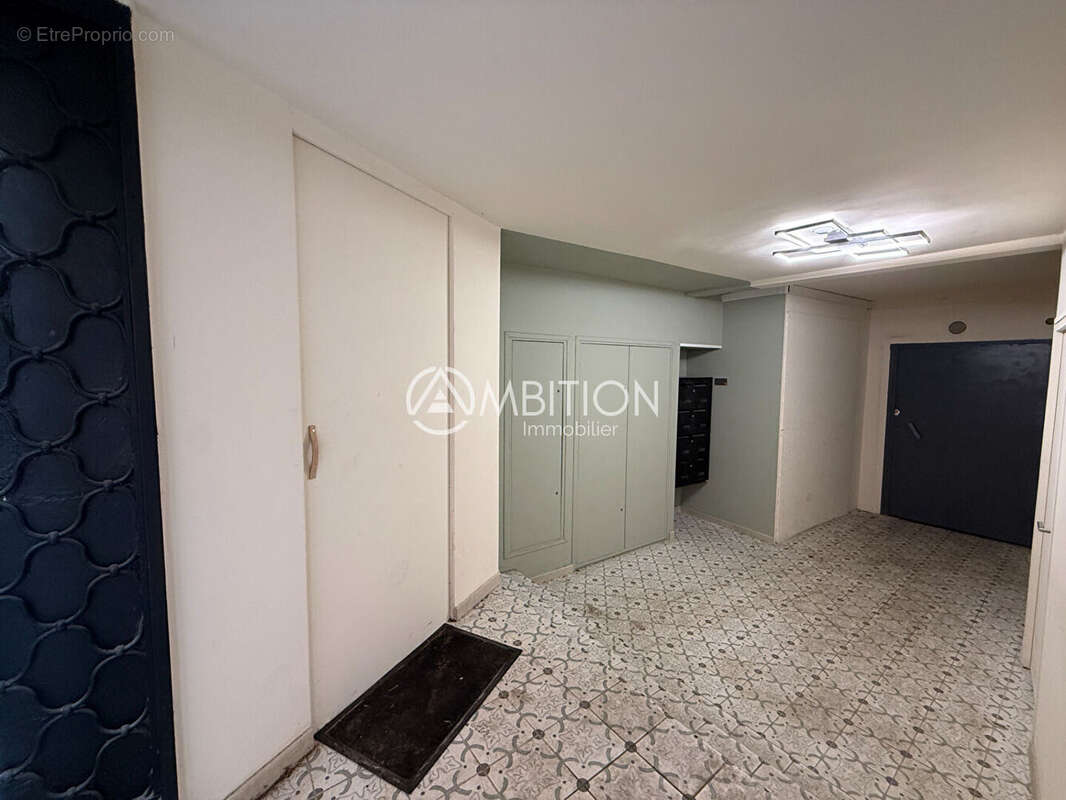 FREJUS CENTRE HISTORIQUE Studio à refaire de 18,20 m² Idéal investissement ou pied-à-terre - photo 6