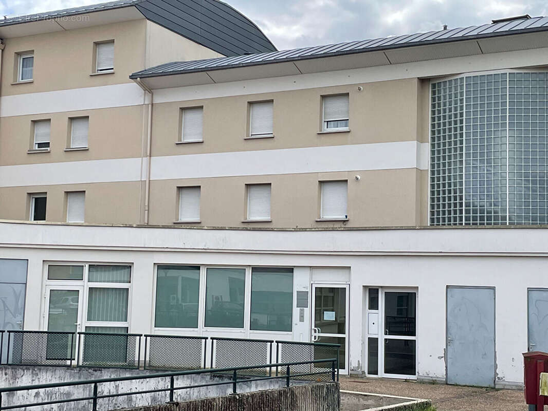 Local professionnel  à Saint Aubin lès Elbeuf 84 m² - photo 2