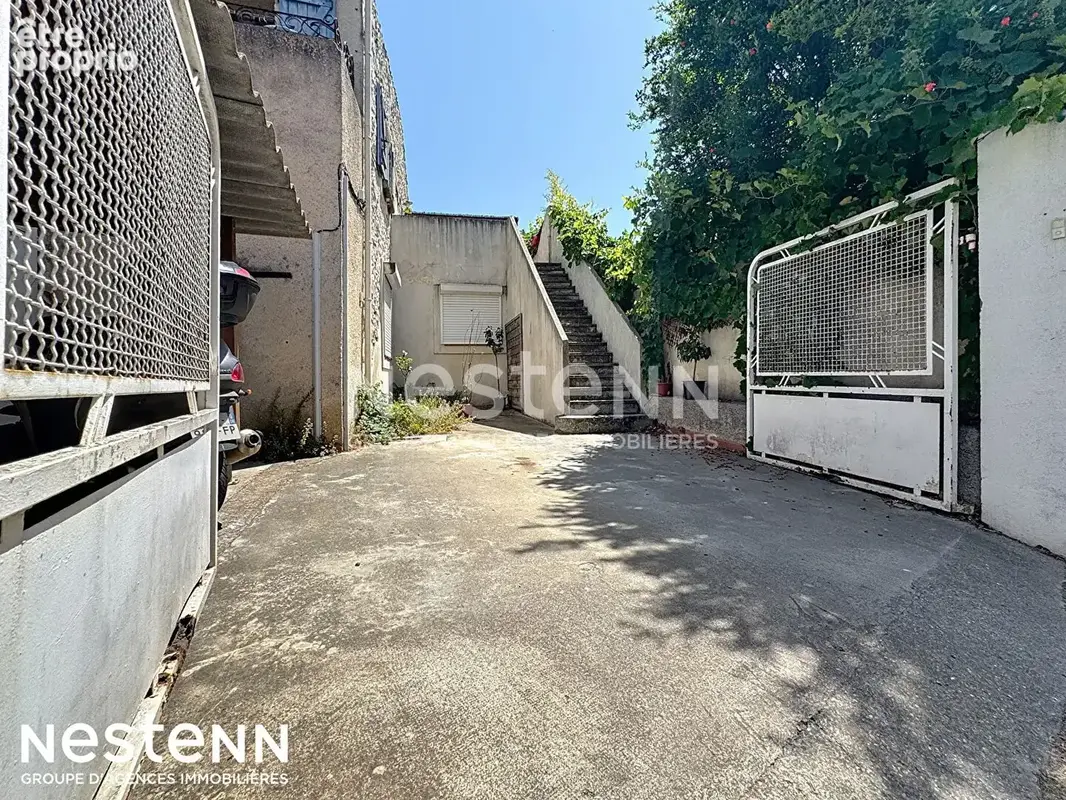 Opportunité rare dans le joli village de Névian!  Haut de maison en duplex avec TERRASSE ET COUR privée - photo 4