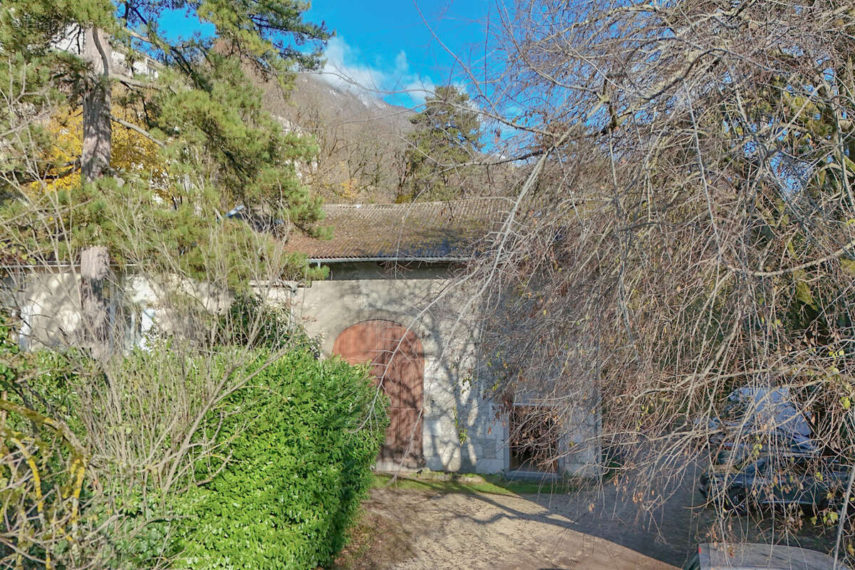 n°3 - Commerce à SAINT-EGREVE