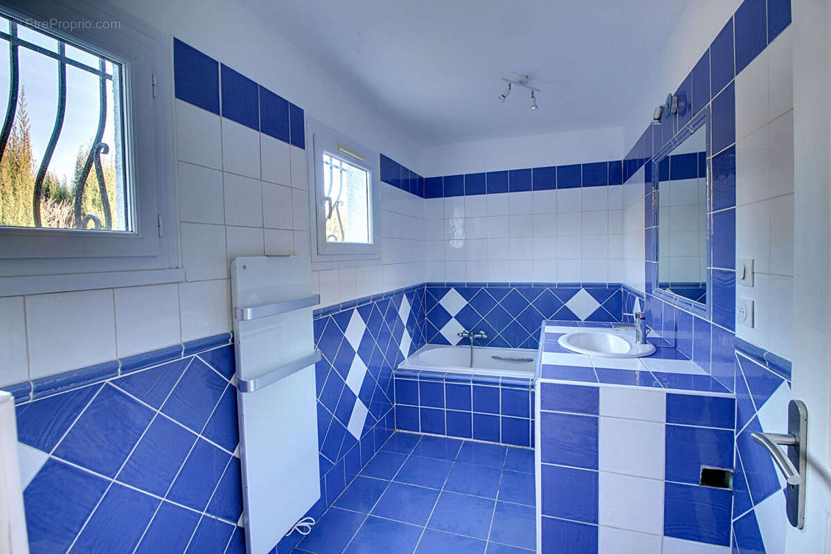 EXCLUSIVITÉ - Maison à Lorgues T4 sur 2145 m² de terrain avec une belle piscine et garage - photo 10