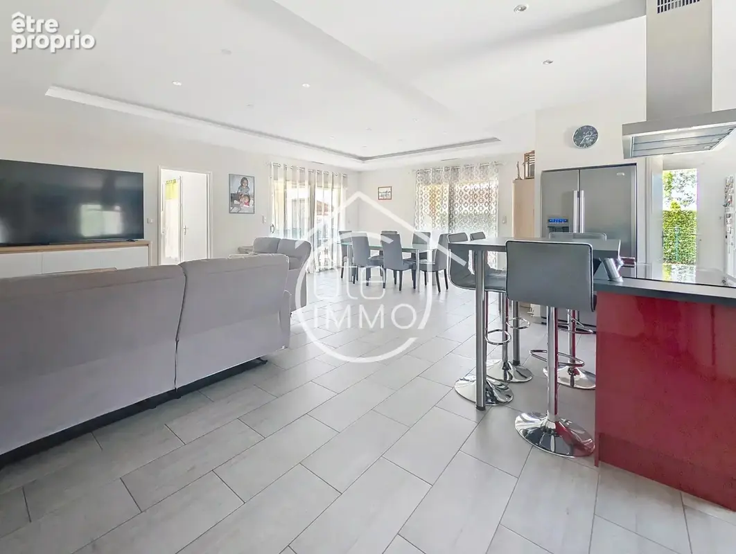 SAINT-PIERRE-D'EYRAUD : Maison 5 pièces de 118 m² avec grand garage et jardin - photo 3