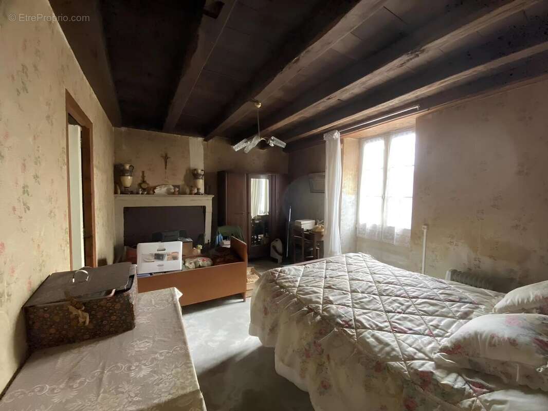 Maison à rénover avec grange et terrain à 20 minutes de Civray - photo 4