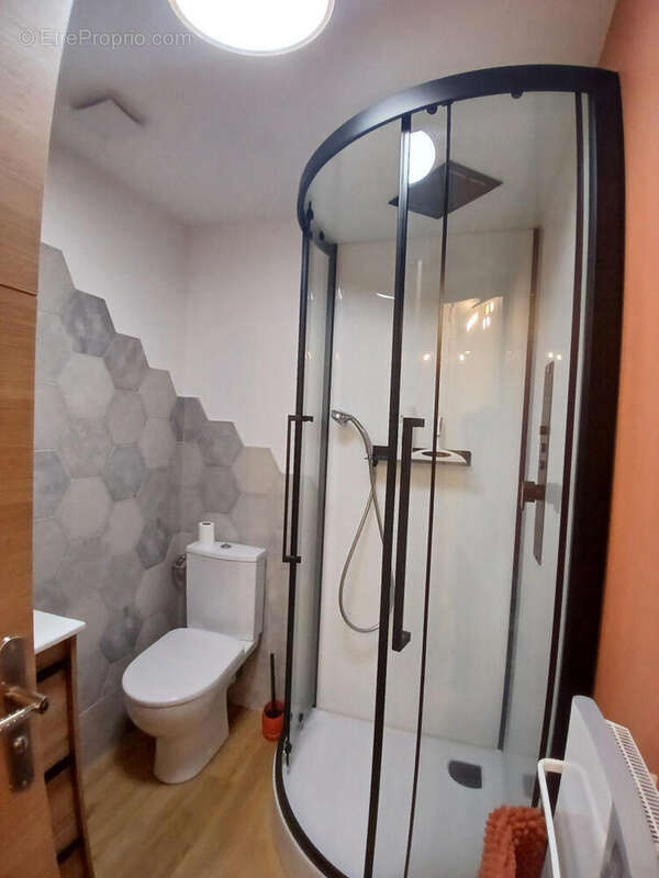 Shower room upstairs - Maison à SAINT-SAUD-LACOUSSIERE