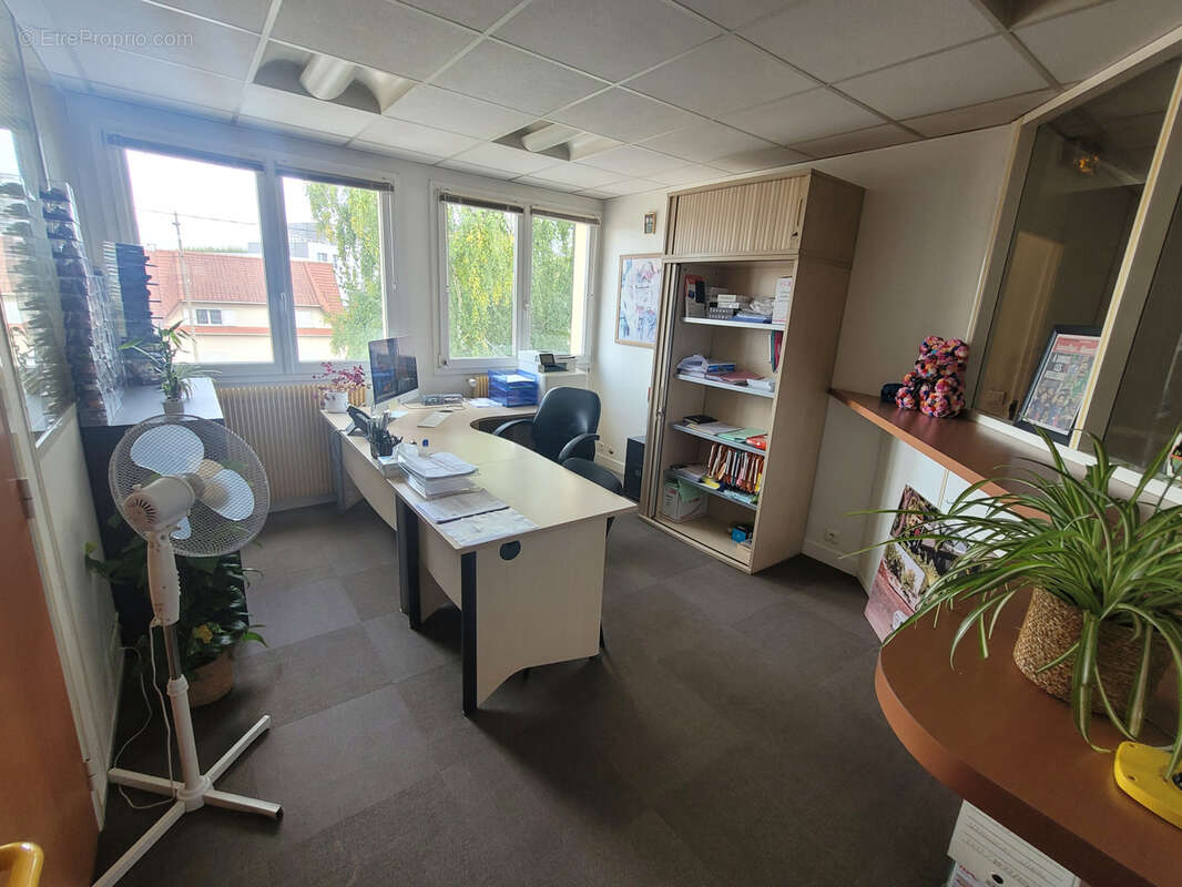 Local d'activite+bureaux de 500m2 - photo 3