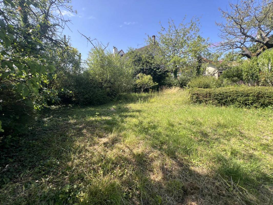 Terrain à LES CLAYES-SOUS-BOIS