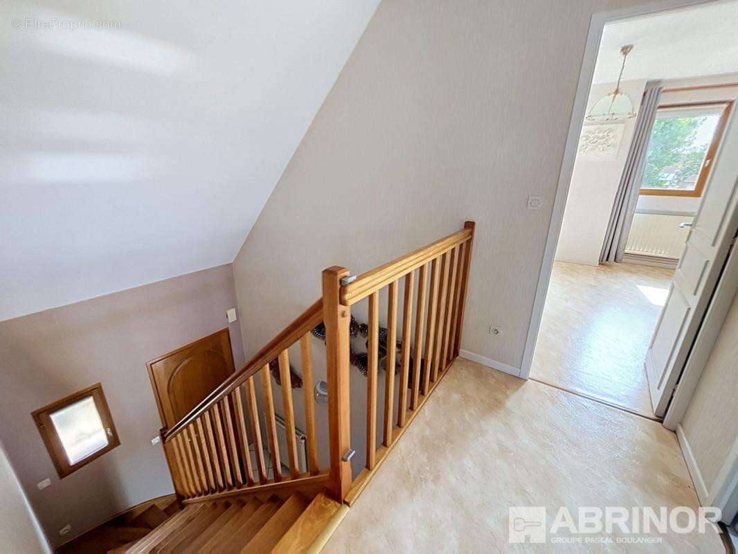 Maison individuelle en briques bâtie sur 697 m² - photo 7
