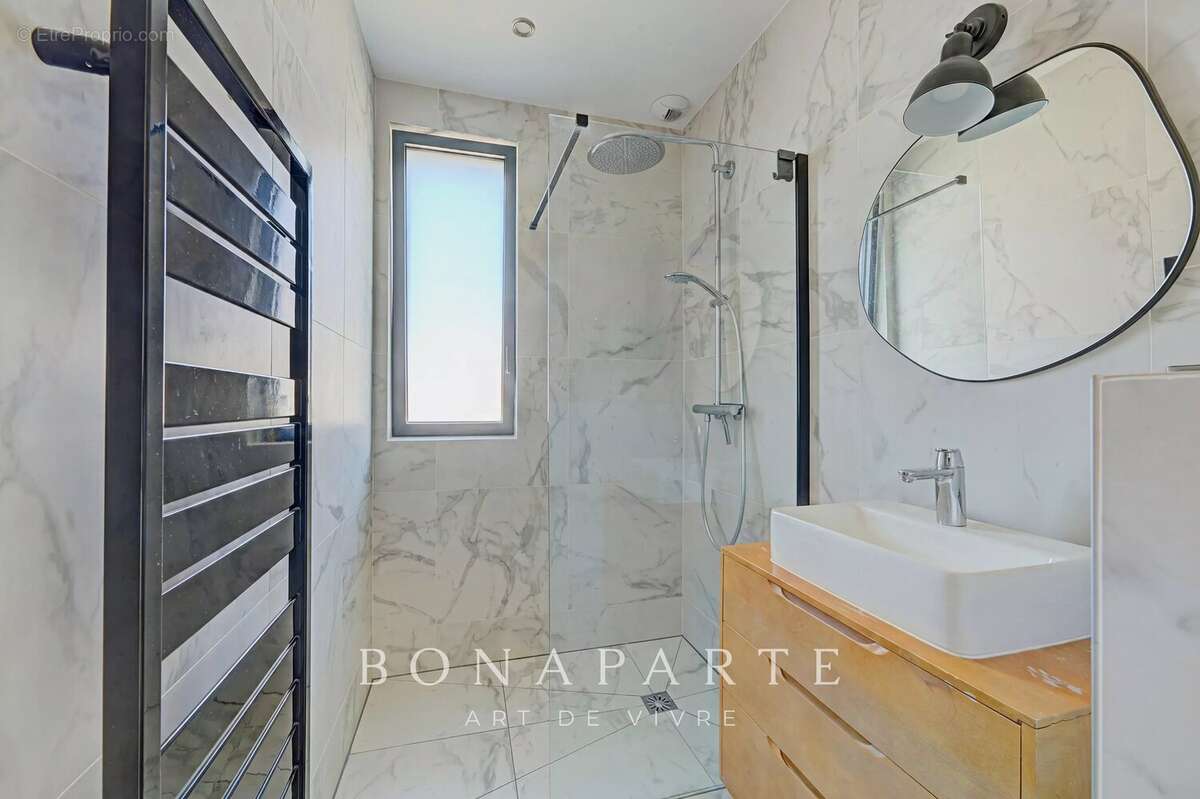 Suresnes – Élégante maison familiale de 210 m² avec jardin paysager et garage - photo 18