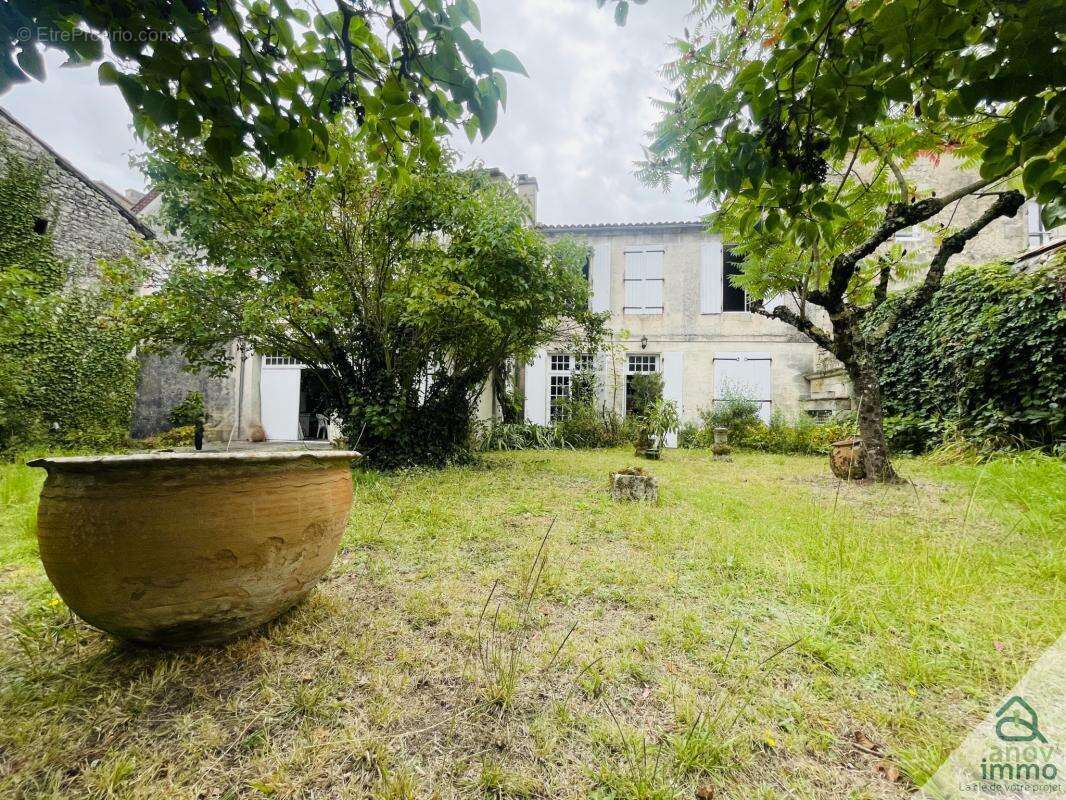 Maison à VILLEBOIS-LAVALETTE