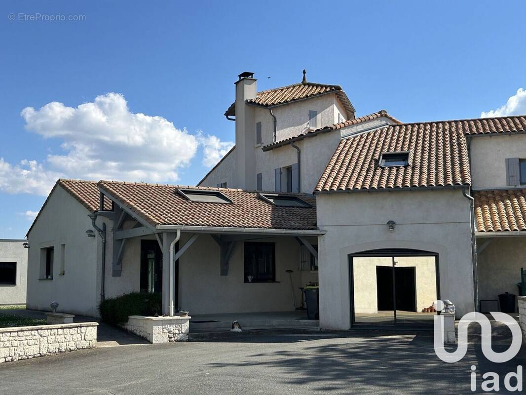 Photo 1 - Maison à CHAILLEVETTE