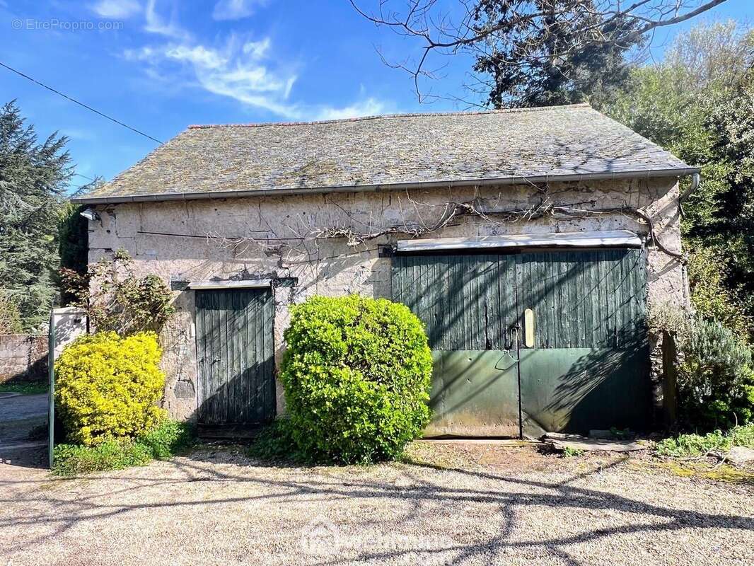 La maison dispose d'une grande dépendances et d'un garage... - Maison à ANGERS