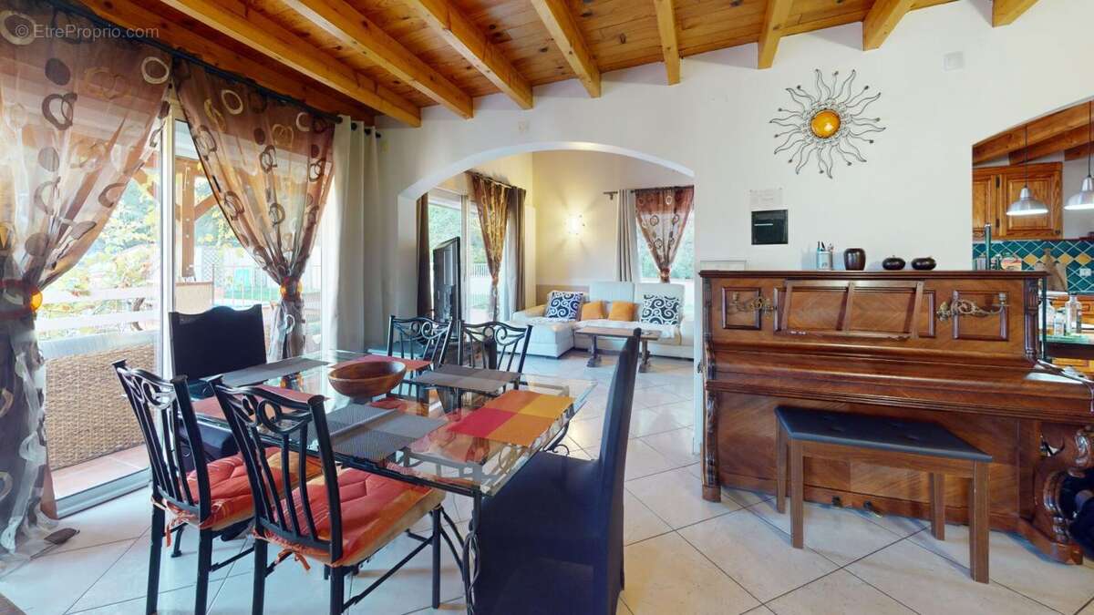 Maison à REYNES