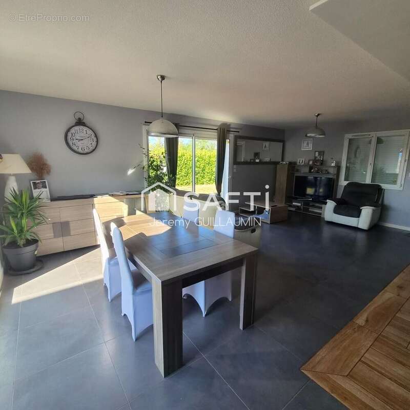 Maison 138 m² à Saint-Christophe  - photo 4