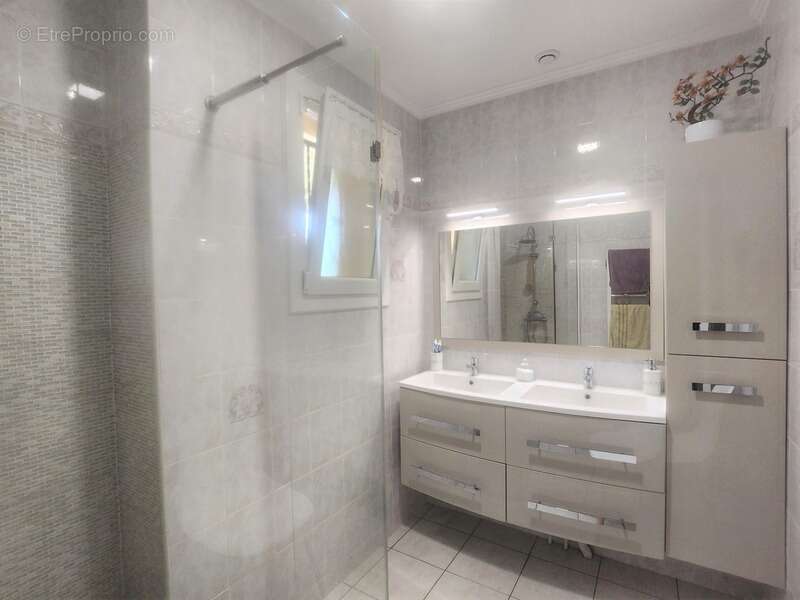 Belle Maison de plain pied avec 4 chambres et jardin arboré - à vendre - 6 pièces - ALLEZ ET CAZENEUVE (47) - photo 14