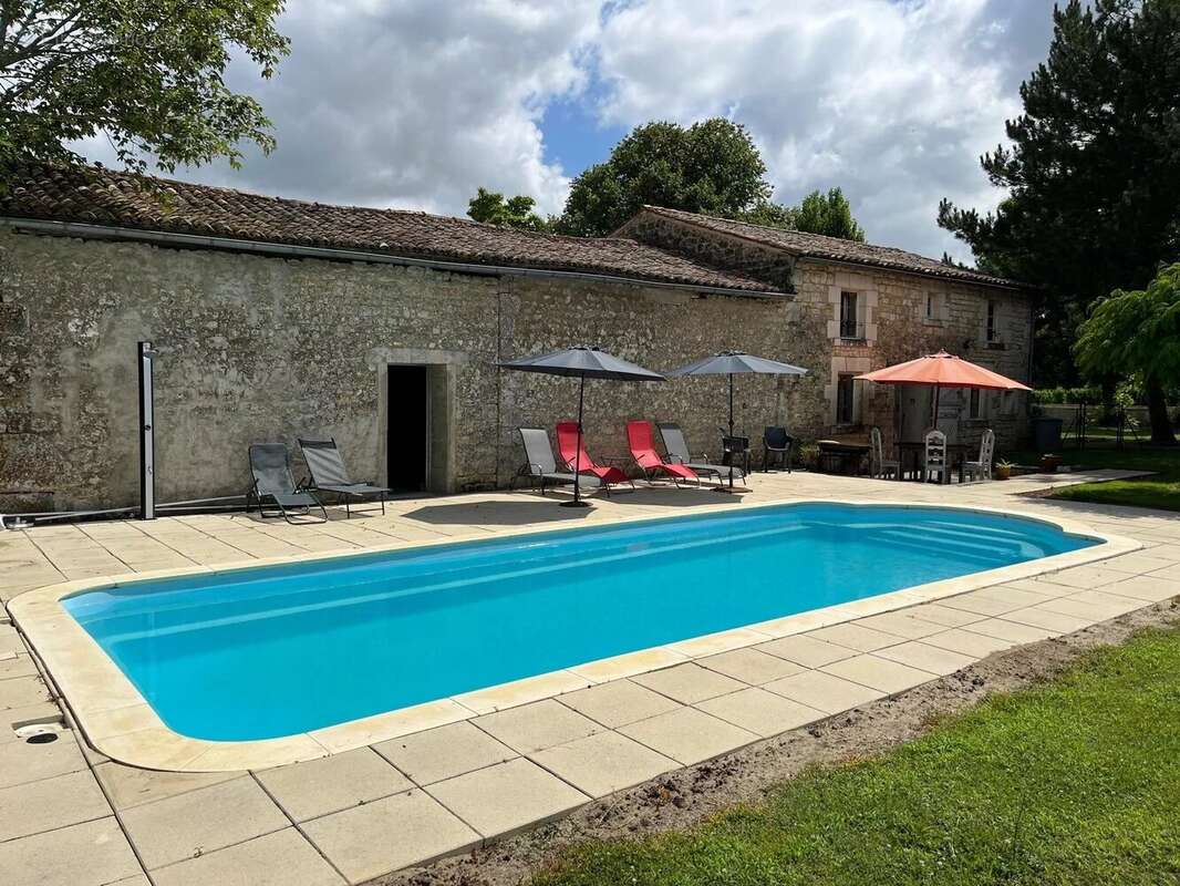 Maison à SAINT-GENIS-DE-SAINTONGE