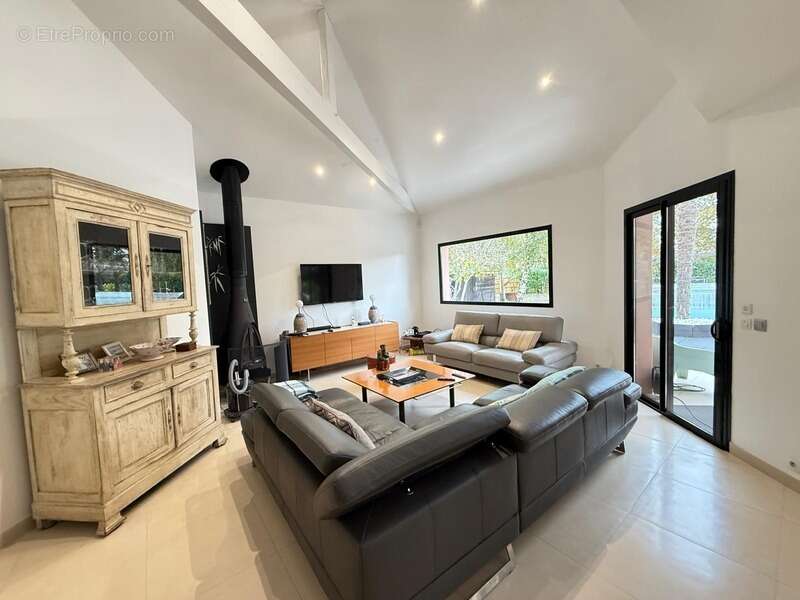 BIGANOS – Quartier recherché du VIGNEAU – Élégante propriété de 190 m² sur un magnifique terrain paysager de 2 370 m² avec pisci - photo 11