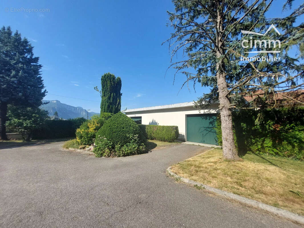 Maison 284 m² à La Buisse  - photo 2