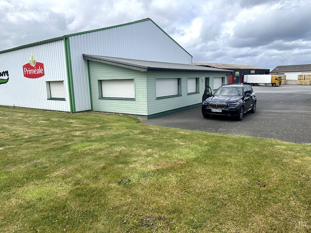 Commerce à PLOUGOULM