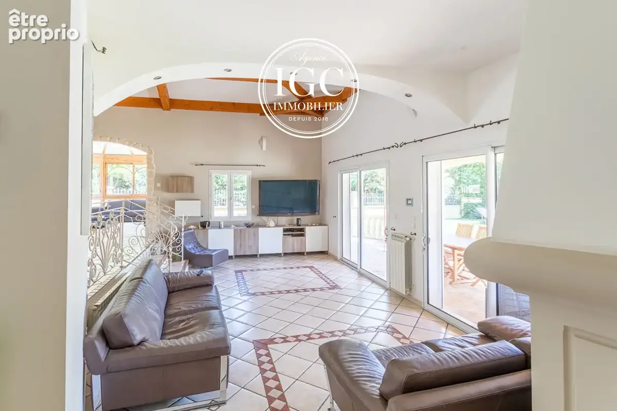 La Fare-les-Oliviers  Villa de 185 m² sur 1550 m² de terrain avec piscine - photo 9