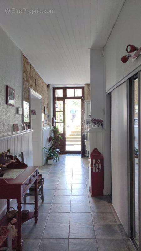 Maison chaleureuse de 211 m² avec ancien atelier de 180 m² au cœur de Couhé - photo 7