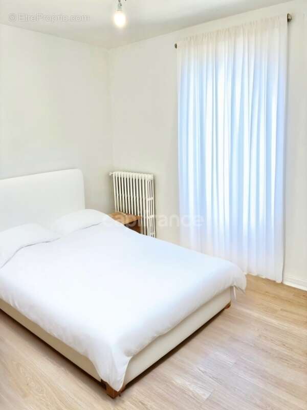 **Exclusivité**Sainte-Cécile**Maison rénovée de 137 m², 4 chambres, jardin et double garage - photo 8