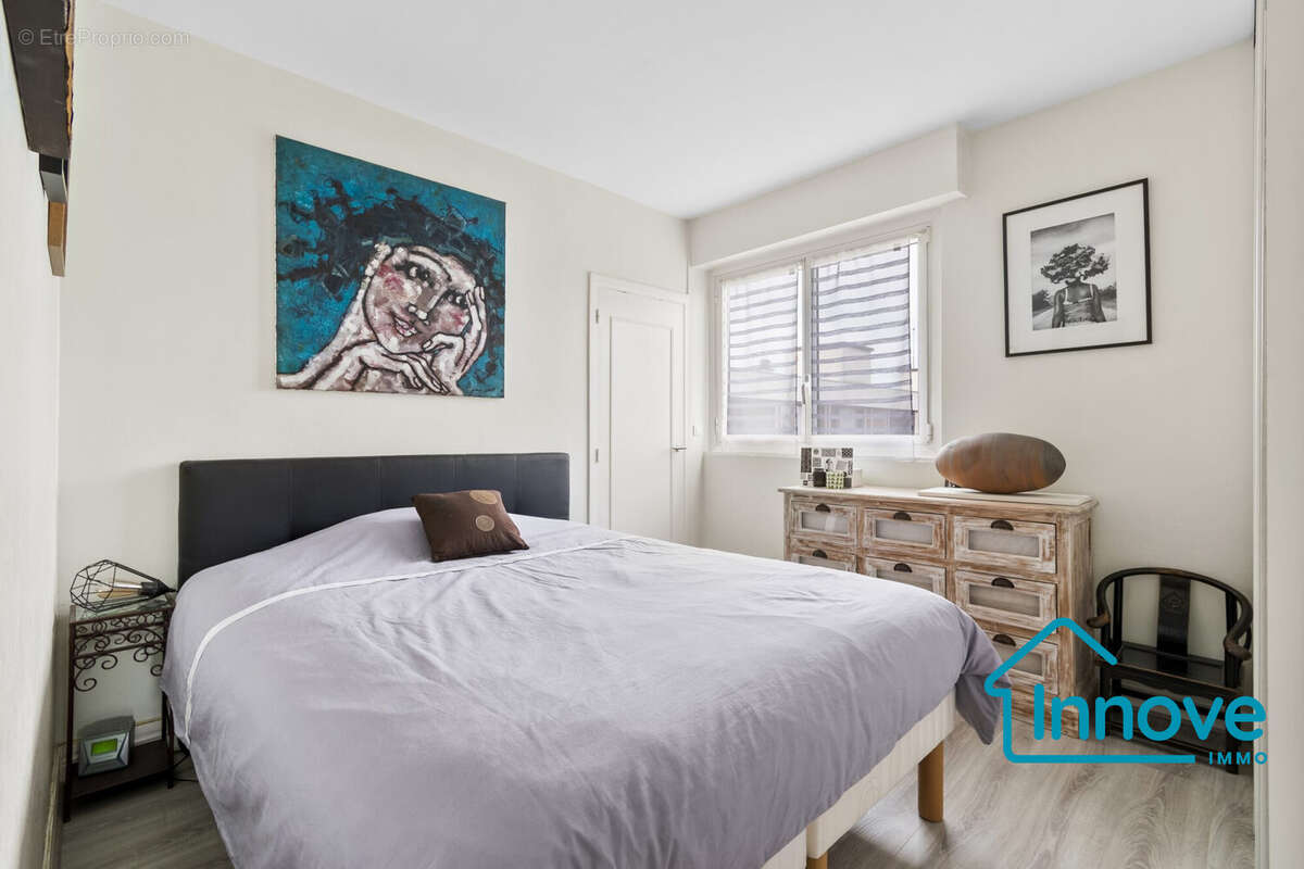 Chambre 1 avec salle d&#039;eau attenante - Appartement à VAUCRESSON