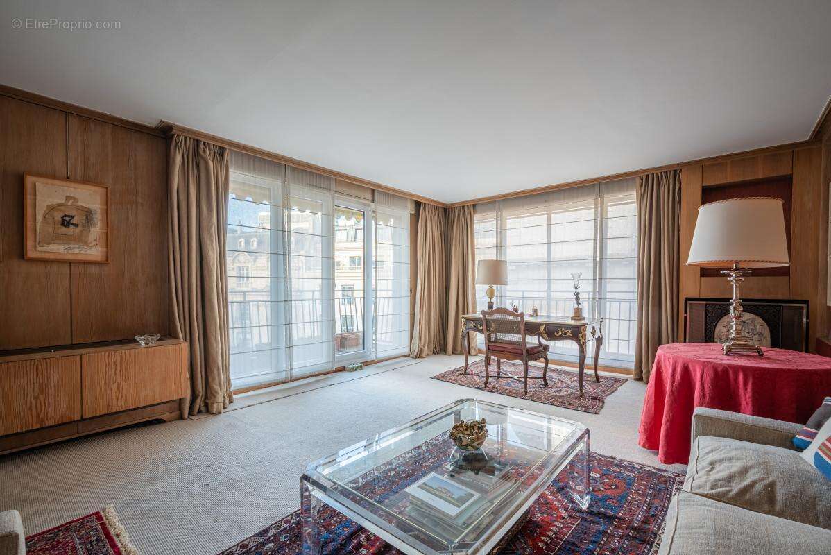 Appartement à PARIS-16E