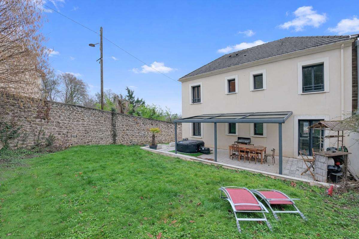 Maison à CHENNEVIERES-SUR-MARNE