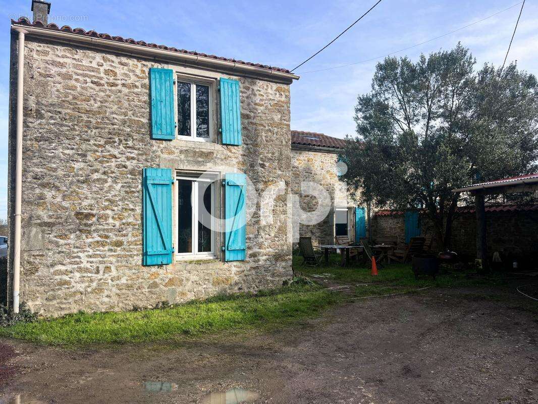 Maison à SAINT-LAURENT-DE-LA-PREE